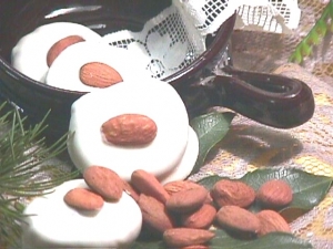 Schiacciatine ricoperte cioccolato bianco con mandorla